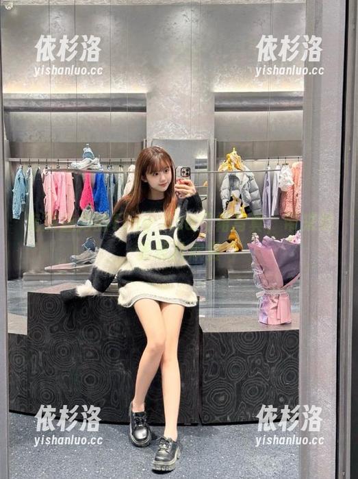 充满魅力的Tiny Asa红裙写真，带来绝美照片欣赏